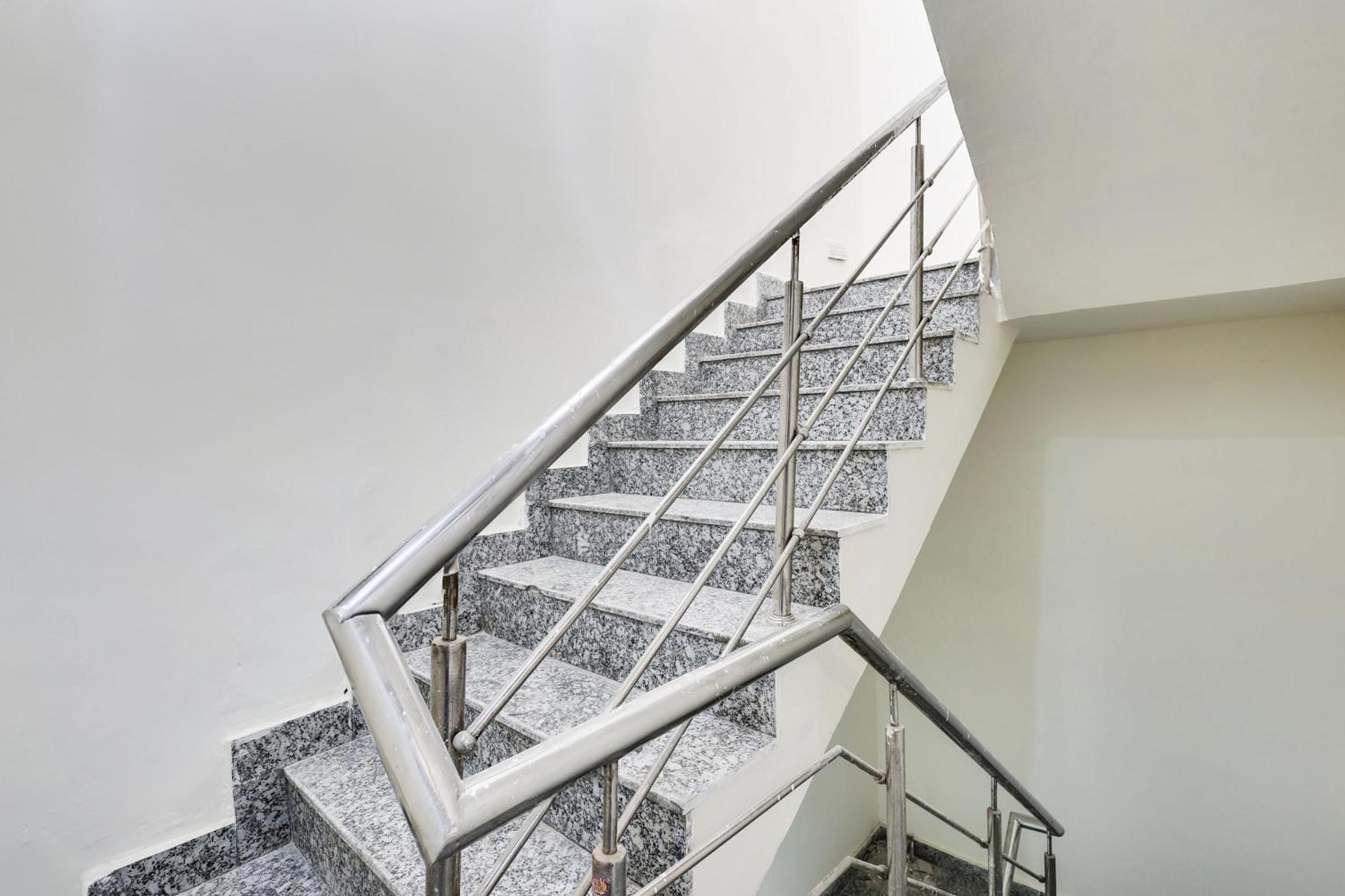 O 83167 Golden Key Hotel New Delhi